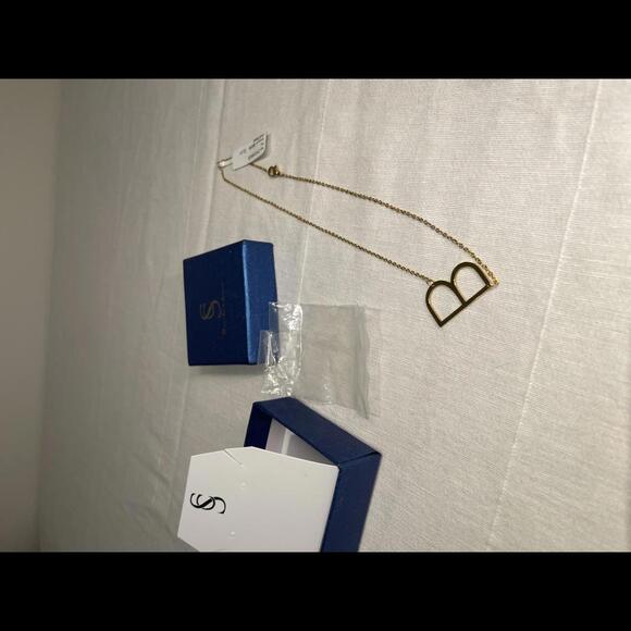 Gold B initial necklace - Picture 2 of 2